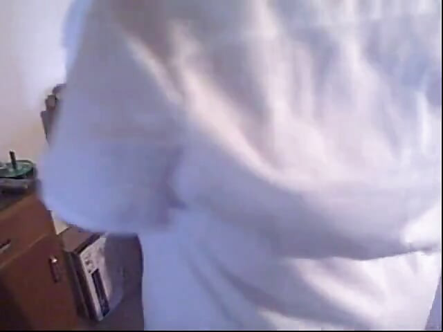 年长的玩伴和穿着白色制服的护士一起跳亲吻舞!