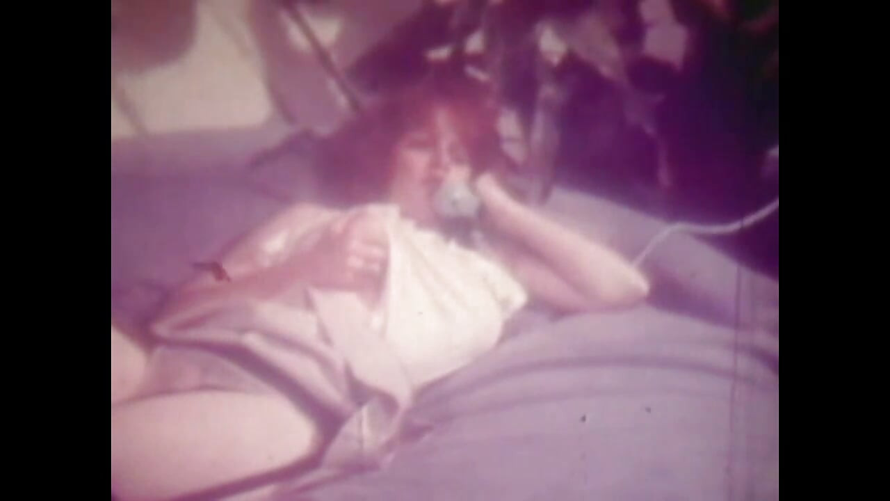 Impresionante sexo vintage en solitario para una nena caliente con enormes tetas dedeándose su peludo coño