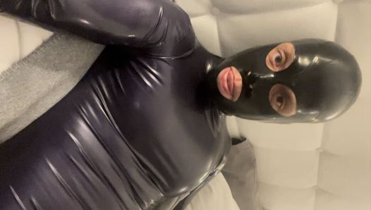 Aangeraakte fetisj - Latex Gay in strakke rubberen catsuit en masker - klaarkomen aan het einde