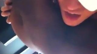 Une salope utilise une caméra pour se filmer en train de se faire baiser par une grosse bite noire