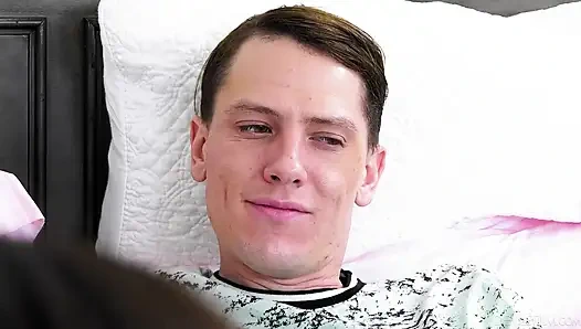 Из семьи - сексуальная тинка Spencer Bradley трахается со своим бойфрендом, пока ее мачеха наблюдает