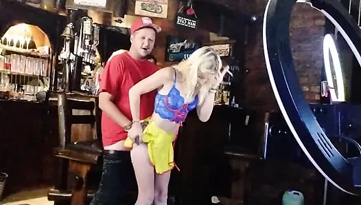 Заскучала и игнорировала. Время закрытия в баре.