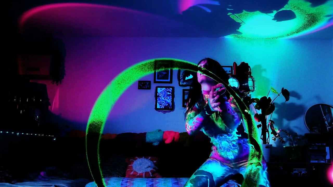 Neon Raver, ultraviyole bir debriyaj yumurta bırakıyor ve sonra hepsini dışarı itiyor ve işiyor: ovipositor ve yumurta oyunu baştan çıkarma