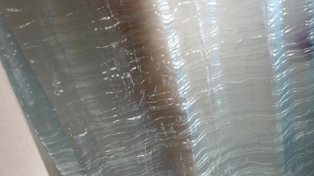 Hora de la ducha de la hermanastra. Su jugoso culo me pone cachonda