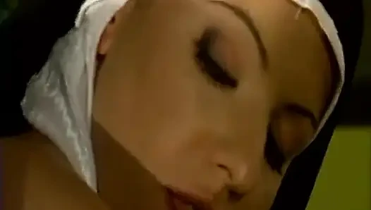 Esmer Alman orta yaşlı seksi hatun fmm fetişinde çifte penetrasyon yapıyor