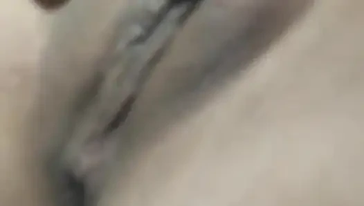 Kocam uzaktayken beni banyoda sikmesine izin verdim.