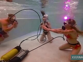 Heiße küken mit einem typen im pool