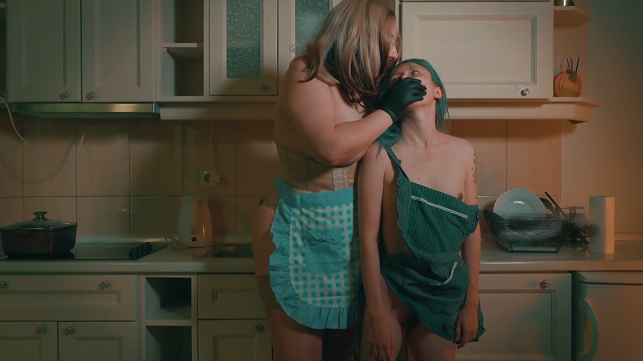 Taci din gură și ia-l - Mama vitregă o înfundă pe fiica vitregă slabă în bucătărie
