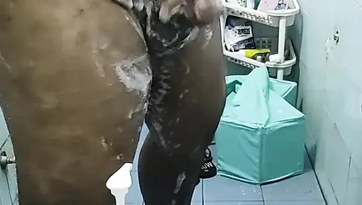 Sert penis banyoda azgın hissediyor