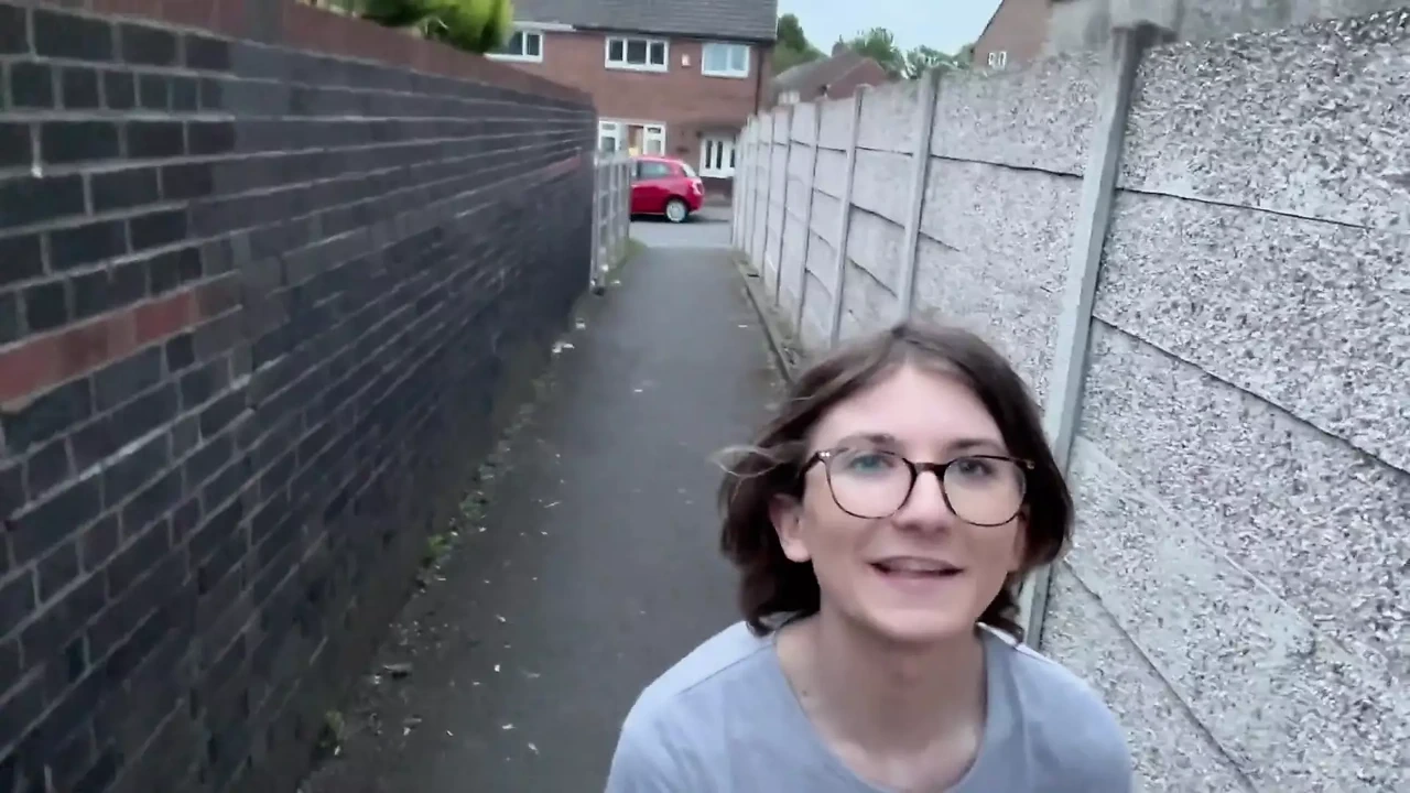 Riskli halka açık sokak trans yarağımı sert ve emmeye hazır yapıyor