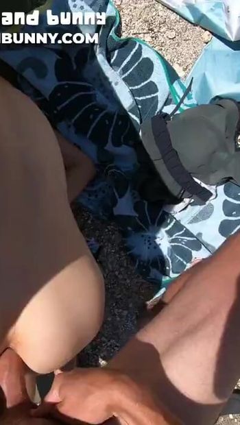 Чудовищный жилистый член трахает крошечную гладкую дырку на пляже