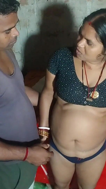 Momento icónico de "Fue divertido follar a la tía desnuda.    Videos porno estilo indio"
