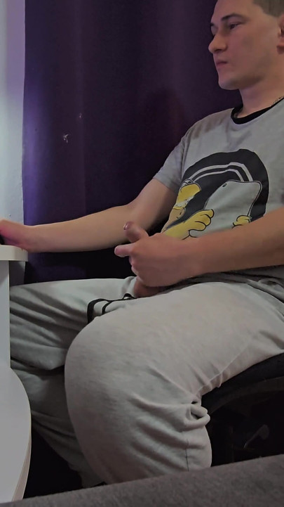 Manhã Com Tesão... Atingindo O Orgasmo Enquanto Assiste Pornô