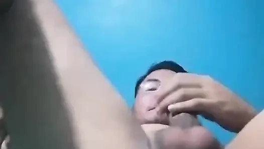 İçeride anal oyuncakla mastürbasyon yapıyor
