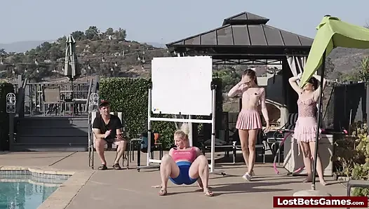 Von der reality-TV-chaos zu einer wackeligen strip-game-show mit drei teilnehmern