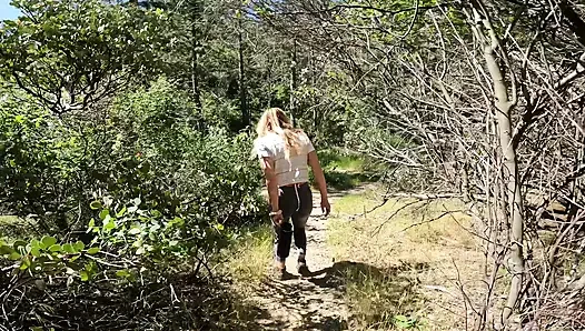 Şelalede yüze boşalma ve boşalma ile sikişirken yakalandık