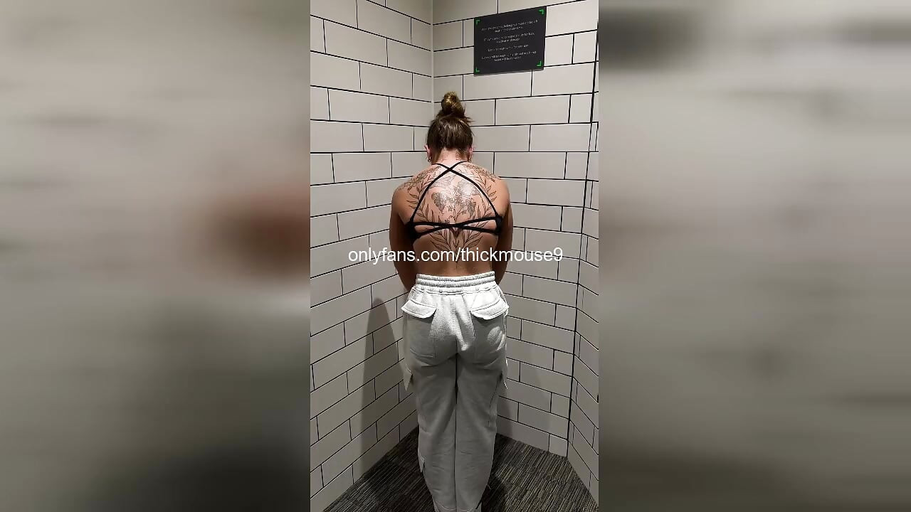 PUSSY FLASH - TEEN'S YOGA ROUTINE GOES WRONG