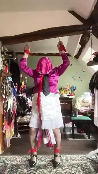 穿着白色的小裙子，被锁在横梁上