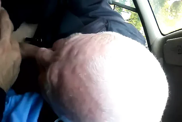 nonno mi succhia in macchina