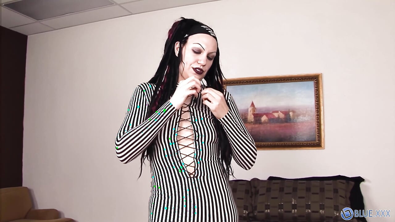 嬉皮士小妞查理用玩具玩弄她的阴户