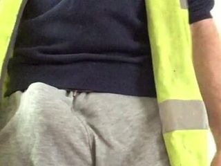 La bosse de constructeur de Scally en pantalon de jogging gris et haute visibilité