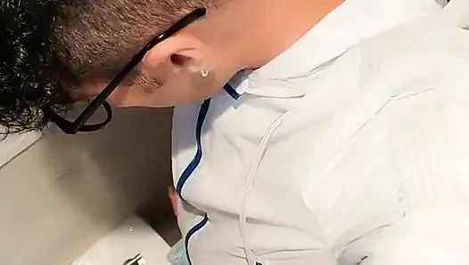 Dinlenme tuvaletinde şişman sünnetsiz yarak sidikli twink