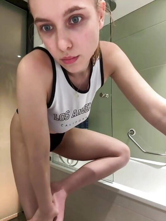 Hard fingering pussy in the bathroom hotel with jucielussie