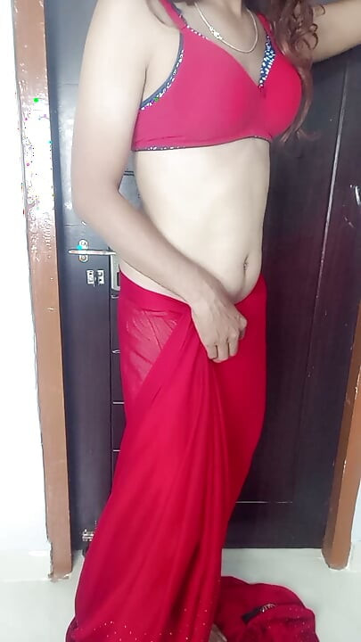 Indianca fierbinte, mamă vitregă, purtând sutien roșu sexy și sari de satin
