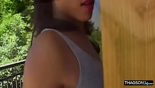 Olgun esmer hatun zonklayan yarağı gırtlağına kadar alıyor ve parmaklanıyor