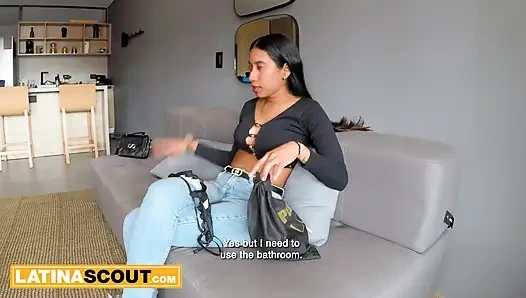 Büyük şişman götlü latin genç kız üstüne çıkıyor ve boşalana kadar büyük zenci yarağı üreticisine biniyor