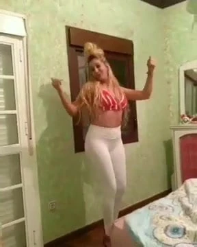 GITANA SEVILLANA  MOVIENDO EL CULO MUY CALIENTE Y PUTONA