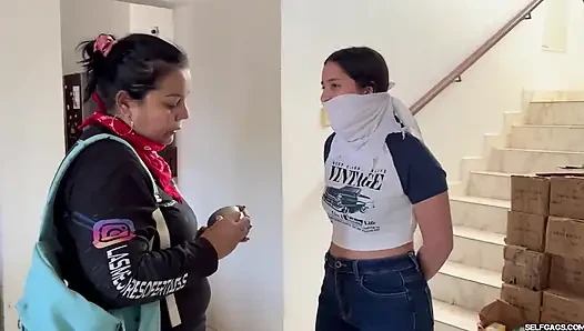 18 yaşındaki kız maskeli orta yaşlı seksi kadın tarafından sikiliyor ve ağzı tıkanıyor