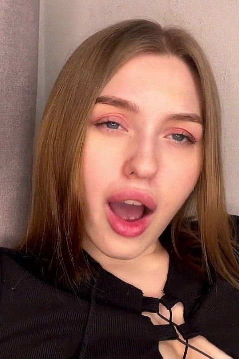 A Girl with a Juicy Ass Cums While at Home Alone