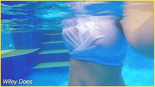 Wifey camisa mojada, lo mejor de la compilación de videos - Wifey sin sujetador y mojada en la piscina.