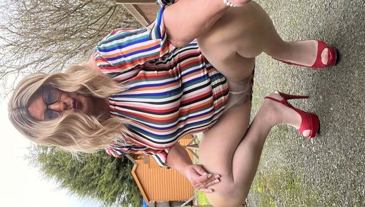 Amateur Transvestit kellycd2022 sexy MILF pinkelt in ihre Strumpfhose in High Heels im Freien, großer Schwanz