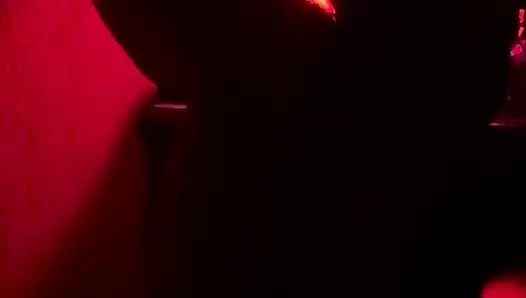 Интенсивный романский секс в красной комнате приводит к кримпаю