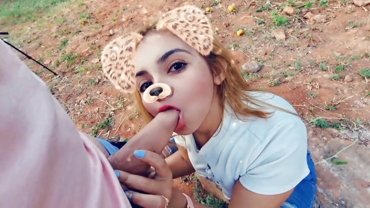 Loira latina chupando pau