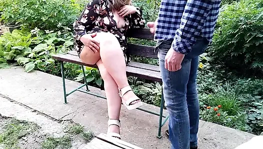 Stiefsohn kommt auf die nackten Beine der Stiefmutter