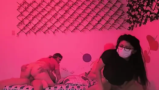 Две пары трахаются одновременно с дешевыми шлюхами из Индии