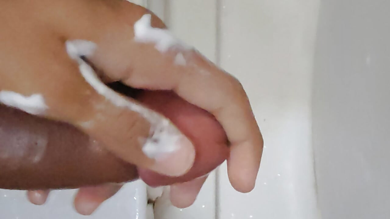 シャンプーを使ってチ○ポを撫でて激しく絶頂
