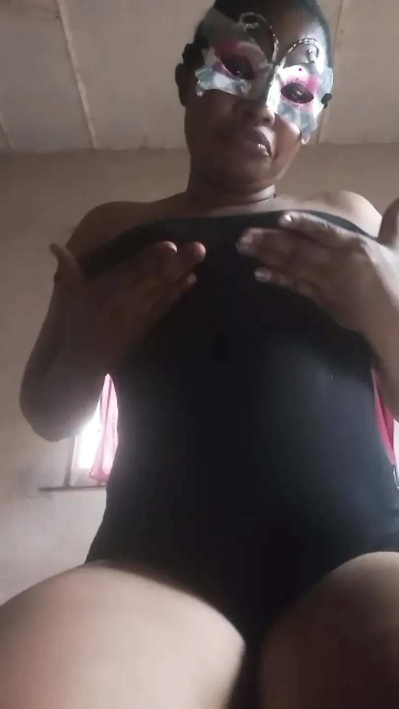 一个小谜。有点诱惑。其余的都在幕后等你。