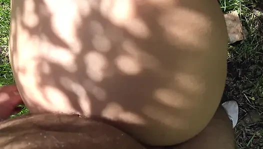 Erkek delisi ev hanımı ormanda açık havada onu sikmeme izin veriyor