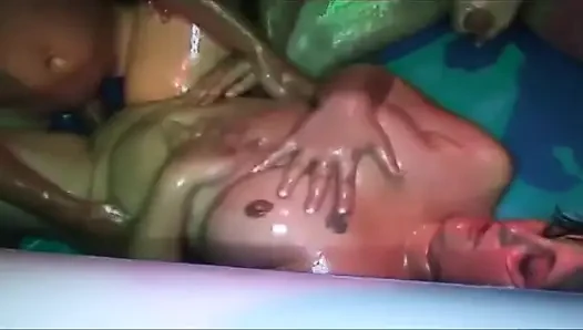 Pesta seks liar bareng-bareng cewek-cewek basah kuyam yang lagi asik fingering memeknya