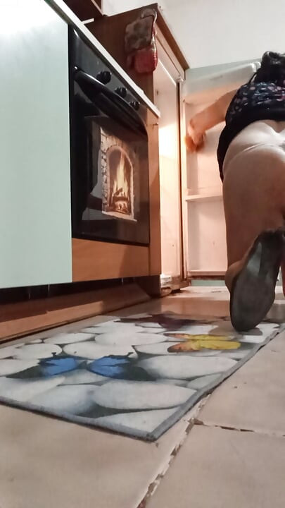 Transvestite cleans the fridge and eats his cum