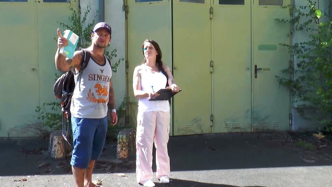 Adrienne embrasse du sexe déjanté en plein air !