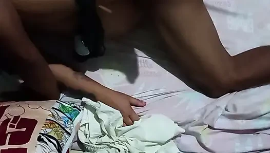 Ich versuche, mit einem Dildo einen Dreier zu machen