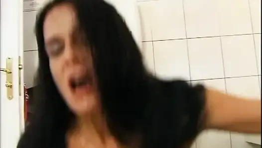 Tante seksi dengan tubuh aduhai dientot habis-habisan sama kontol besar sampai dicrot di dalam