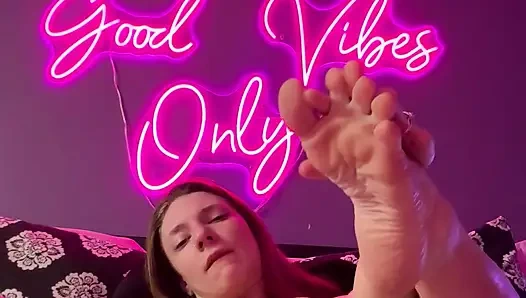 Отсос паек и игра с игрушкой