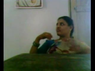 Makcik desi dalam saree menunjukkan buah dada
