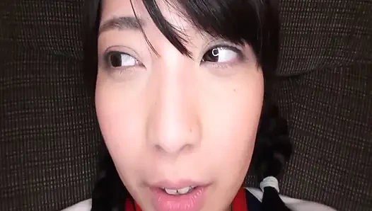 Тепло в спортзале. Она краснеет, пока контроль ускользает